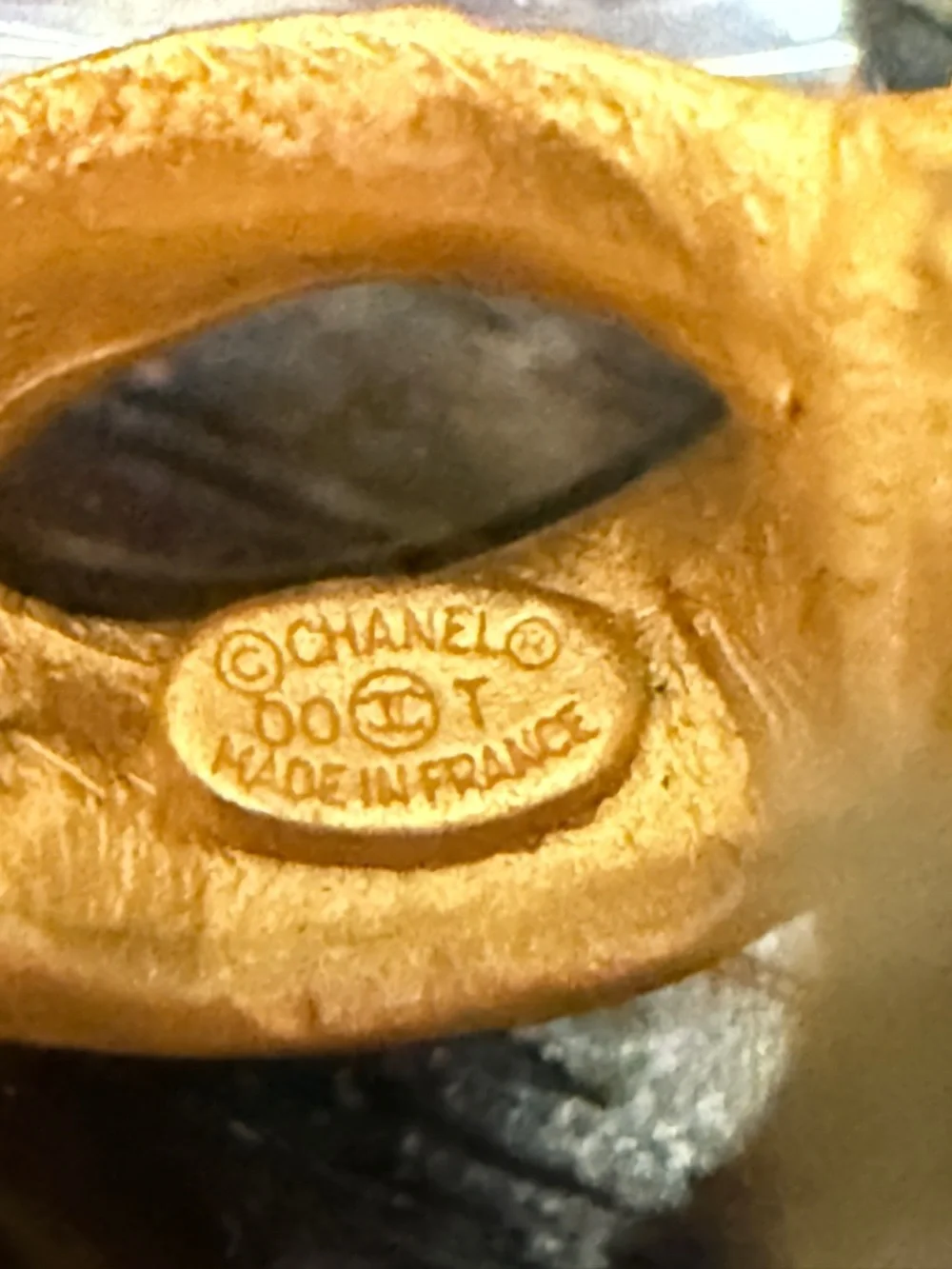 CHANEL Gold Interlocking CC Clip-On Earrings - Picture 6 of 7